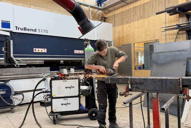 Markus Steinberger, Schüler der zweiten Klasse an der LFS Winklhof, beim Flexen in der neuen Metallwerkstatt.